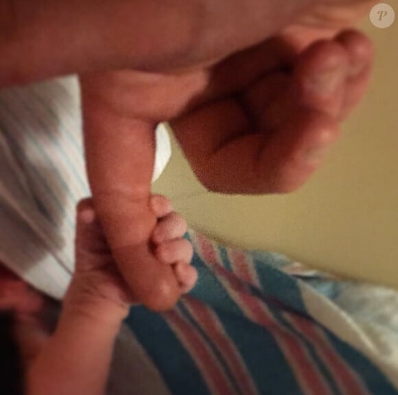 Owain Yeoman : La première photo de la petite main de sa fille Ever Belle Yeoman !