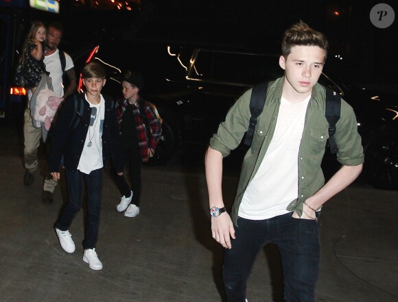 David Beckham et ses enfants Harper, Cruz, Romeo et Brooklyn à l'aéroport de LAX à Los Angeles, le 19 avril 2015.