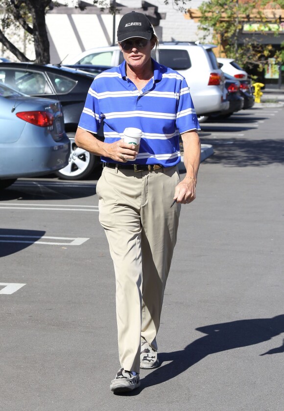Exclusif - Bruce Jenner se promène dans les rues de Westlake Village, le 8 mars 2015.