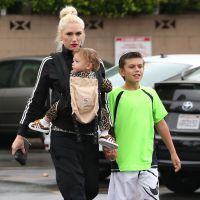 Gwen Stefani : Maman modèle, elle aide un SDF devant Apollo et Kingston