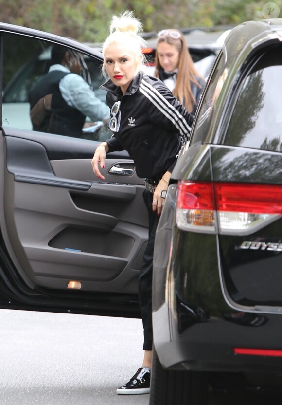 Exclusif - Gwen Stefani emmène ses fils Kingston et Apollo à une fête d'anniversaire à Encino, le 25 avril 2015. A la sortie de la fête, Gwen et ses enfants ont repris la voiture et la chanteuse a donné de l'argent à un sans-abri.