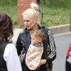 Exclusif - Gwen Stefani emmène ses fils Kingston et Apollo à une fête d'anniversaire à Encino, le 25 avril 2015. A la sortie de la fête, Gwen et ses enfants ont repris la voiture et la chanteuse a donné de l'argent à un sans-abri.