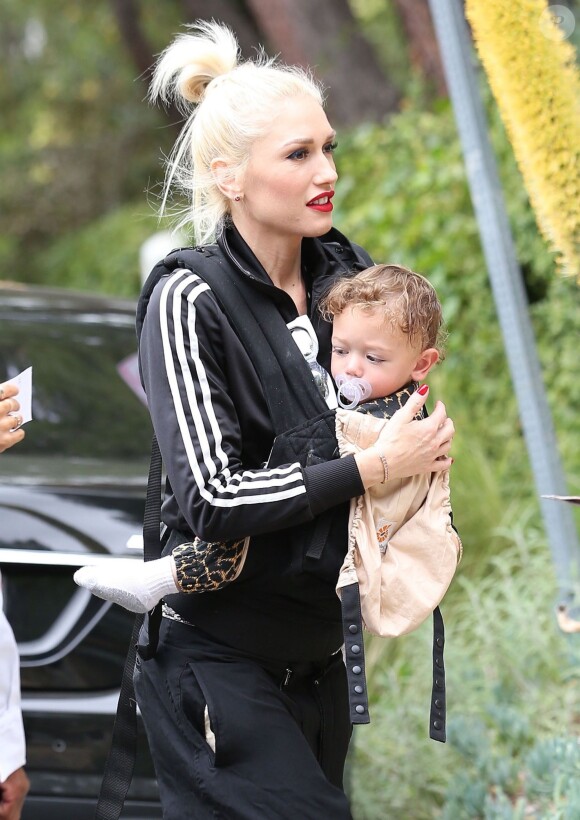 Exclusif - Gwen Stefani emmène ses fils Kingston et le petit Apollo à une fête d'anniversaire à Encino, le 25 avril 2015. A la sortie de la fête, Gwen et ses enfants ont repris la voiture et la chanteuse a donné de l'argent à un sans-abri.