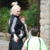 Exclusif - Gwen Stefani emmène ses fils Kingston et Apollo à une fête d'anniversaire à Encino, le 25 avril 2015. A la sortie de la fête, Gwen et ses enfants ont repris la voiture et la chanteuse a donné de l'argent à un sans-abri.