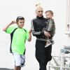 Exclusif - Gwen Stefani emmène ses fils Kingston et Apollo à une fête à Encino, le 25 avril 2015. A la sortie de la fête, Gwen et ses enfants ont repris la voiture et la chanteuse a donné de l'argent à un sans-abri.