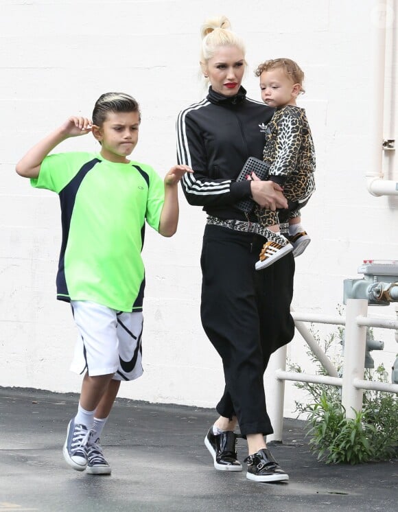 Exclusif - Gwen Stefani emmène ses fils Kingston et Apollo à une fête à Encino, le 25 avril 2015. A la sortie de la fête, Gwen et ses enfants ont repris la voiture et la chanteuse a donné de l'argent à un sans-abri.