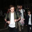 David Beckham arrive avec ses enfants Brooklyn, Romeo, Cruz et Harper à l'aéroport LAX de Los Angeles. Le 19 avril 2015