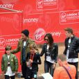 Romeo Beckham soutenu par sa famille, son père David, la mère Victoria et ses frères Brooklyn et Cruz Beckham pour sa première participation au mini-marathon de Londres, le 26 avril 2015.