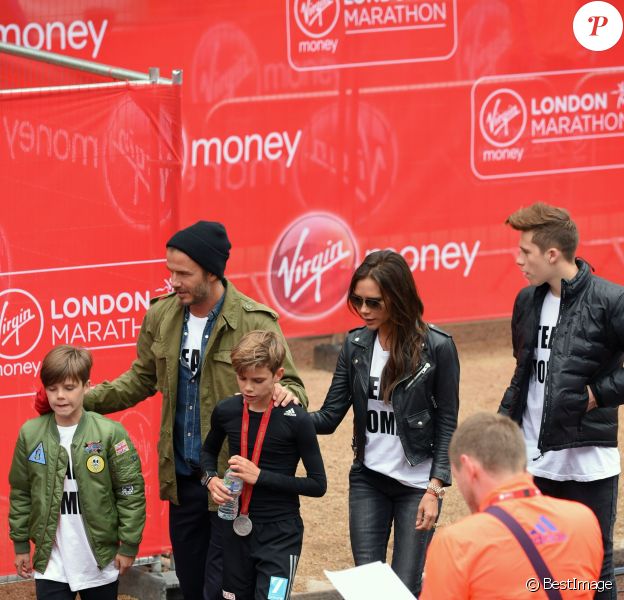 Romeo Beckham soutenu par sa famille, son père David, la mère Victoria et ses frères Brooklyn et Cruz Beckham pour sa première participation au mini-marathon de Londres, le 26 avril 2015.