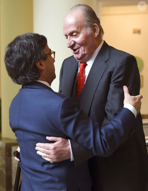 Le roi Juan Carlos Ier d'Espagne reçu par le président de la American Development Bank (BID) Luis Alberto Moreno au siège de la banque à Washington, le 4 mars 2015.