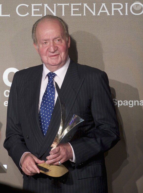 Le Juan Carlos d'Espagne reçoit le prix Tiepolo 2014 à l'ambassade d'Italie à Madrid le 16 décembre 2014