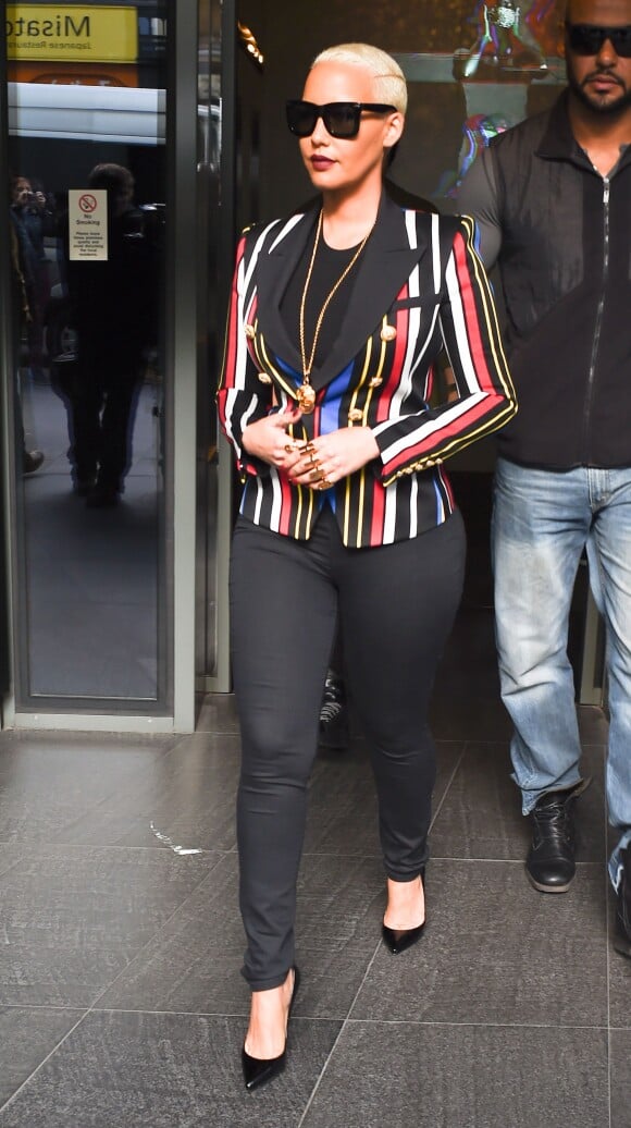 Amber Rose quitte l'hôtel W pour se rendre dans les studios de la Radio 1 de la BBC à Londres. Le 22 avril 2015  