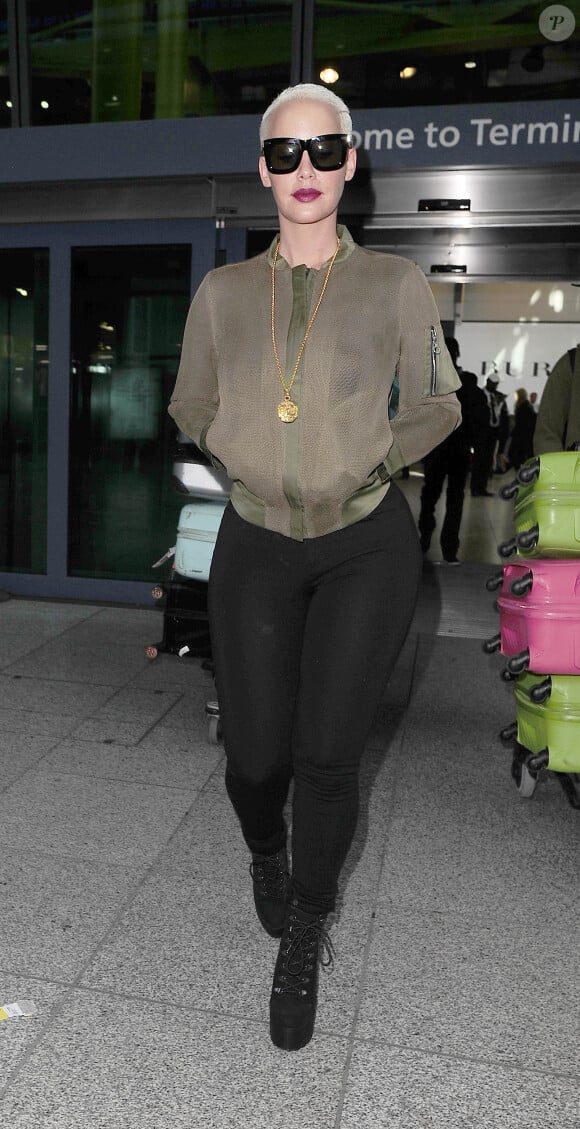 Amber Rose arrive à l'aéroport d' Heathrow à Londres le 21 avril 2015