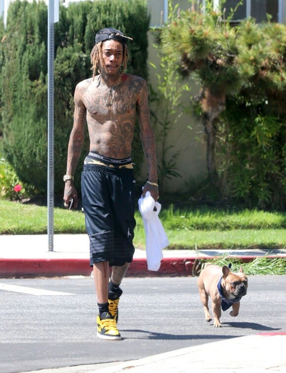 Exclusif - Wiz Khalifa, torse nu, promène son chien à Beverly Hills, le 23 mars 2015. 