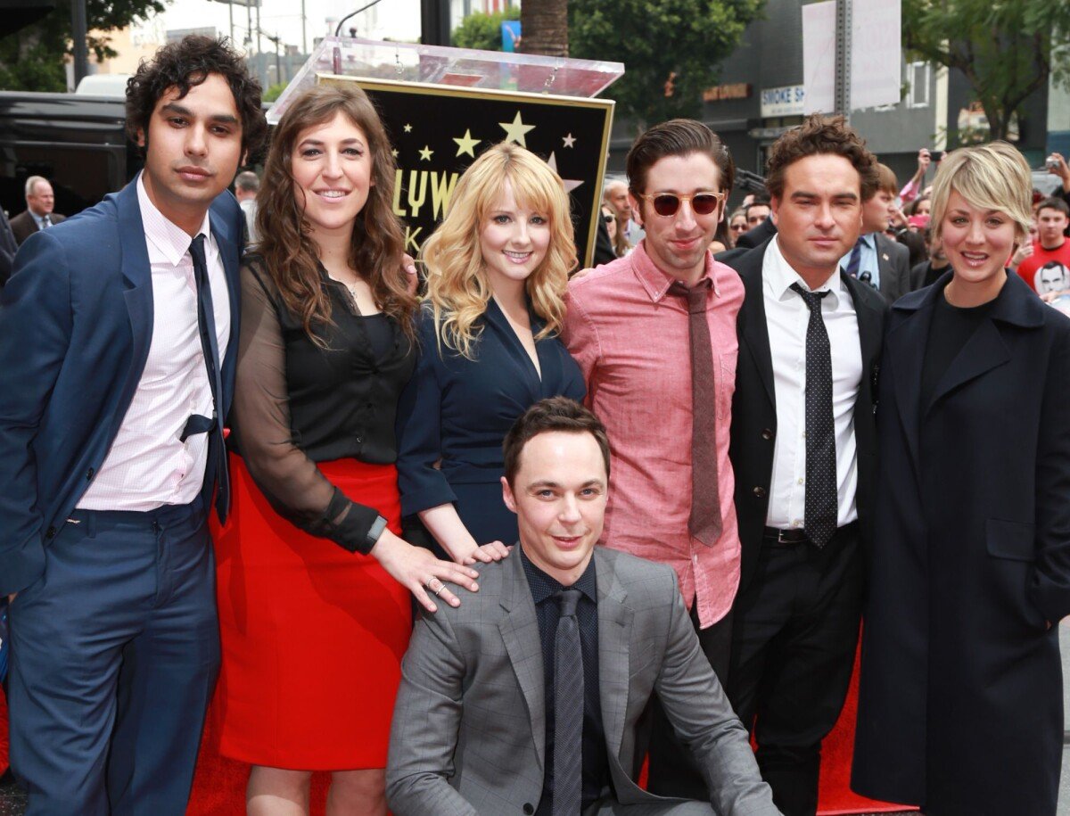 Photo : Melissa Rauch, Mayim Bialik, Kaley Cuoco, Jim Parsons, Johnny  Galecki, Simon Helberg, Kunal Nayyar sur le Hollywood Walk of Fame de  Hollywood, le 11 mars 2015 - Purepeople