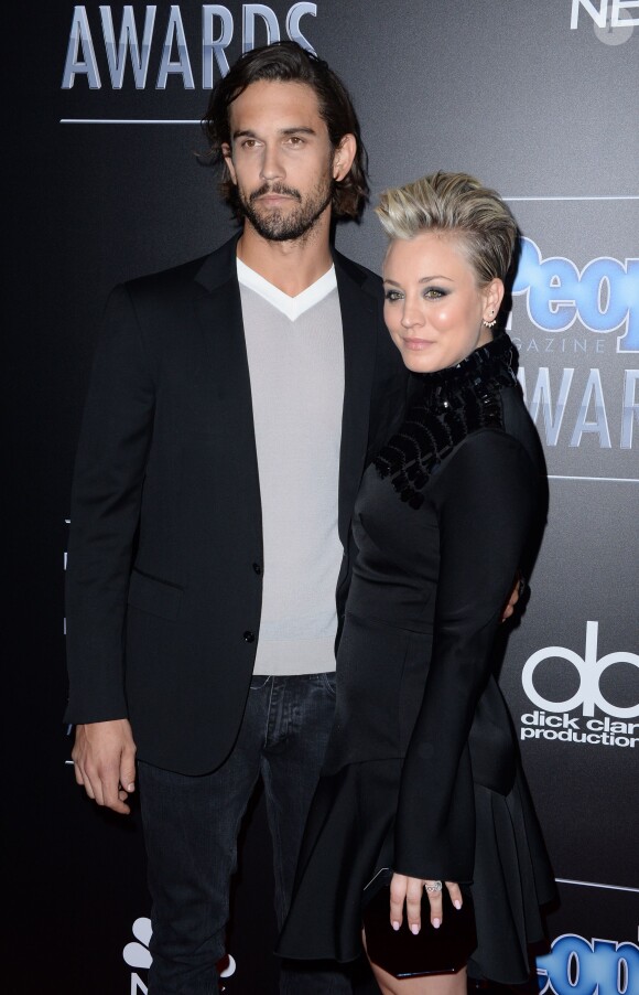 Ryan Sweeting et Kaley Cuoco lors des People Magazine Awards au Beverly Hilton Hotel de Beverly Hills, le 18 décembre 2014
