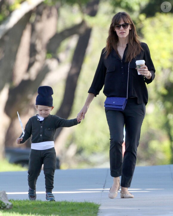 Exclusif - L'actrice Jennifer Garner emmène son fils Samuel (déguisé en Peter Pan) prendre un petit-déjeuner à Santa Monica, le 28 avril 2015.  