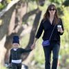 Exclusif - Jennifer Garner emmène son fils Samuel (déguisé en Peter Pan) prendre un petit-déjeuner à Santa Monica, le 28 avril 2015. 