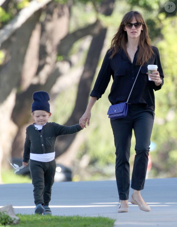 Exclusif - Jennifer Garner emmène son fils Samuel (déguisé en Peter Pan) prendre un petit-déjeuner à Santa Monica, le 28 avril 2015. 