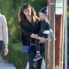 Exclusif - Jennifer Garner emmène son fils Samuel (déguisé en Peter Pan) prendre un petit-déjeuner à Santa Monica, le 28 avril 2015.  