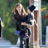 Exclusif - Jennifer Garner emmène son fils Samuel (déguisé en Peter Pan) prendre un petit-déjeuner à Santa Monica, le 28 avril 2015 