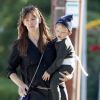 Exclusif - Jennifer Garner emmène son fils Samuel (déguisé en Peter Pan) prendre un petit-déjeuner à Santa Monica, le 28 avril 2015.  
