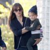 Exclusif - Jennifer Garner emmène son fils Samuel (déguisé en Peter Pan) prendre un petit-déjeuner à Santa Monica, le 28 avril 2015 