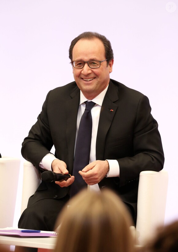 François Hollande lors d'une réception donnée en l'honneur de 100 femmes à l'occasion de la Journée internationale des droits des Femmes au Palais de l'Elysée à Paris, le 8 mars 2015