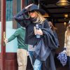 Jennifer Aniston brave le vent à New York le 27 avril 2015.