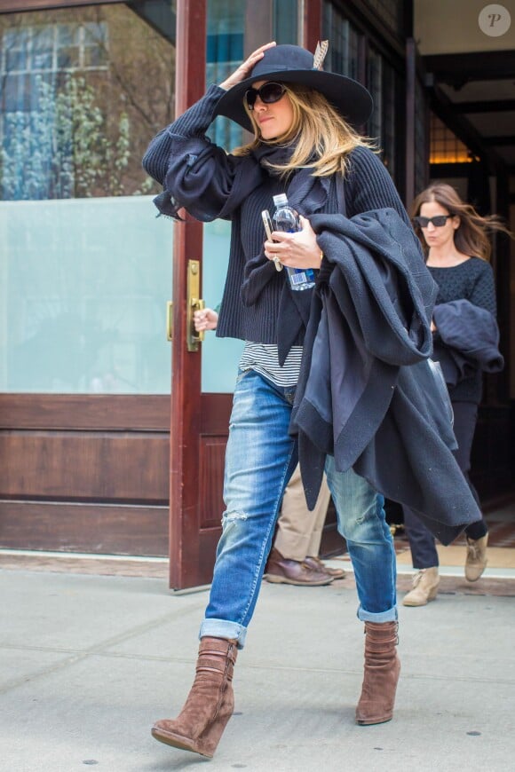 Jennifer Aniston brave le vent à New York le 27 avril 2015.