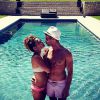 Capucine Anav et Benoît Dubois sont inséparables et partent souvent en vacances ensemble. En avril ils ont encore passés quelques jours ensemble. Ici on peut les voir profiter du beau temps autour d'une piscine.