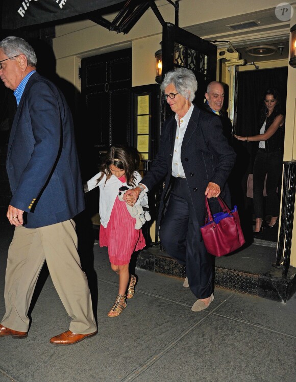 L'actrice Katie Holmes s'est rendue au restaurant à New York avec ses parents et sa fille Suri pour les 9 ans de celle-ci, le 17 avril 2015