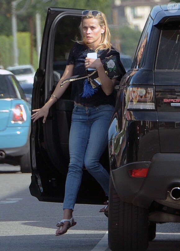Exclusif - Reese Witherspoon fait du shopping à Brentwood, le 30 avril 2015 