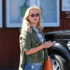 Reese Witherspoon semble très occupée ce matin à Brentwood, le 27 avril 2015.  