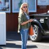 Reese Witherspoon semble très occupée ce matin à Brentwood, le 27 avril 2015.  before heading to a studio.27/04/2015 - Brentwood
