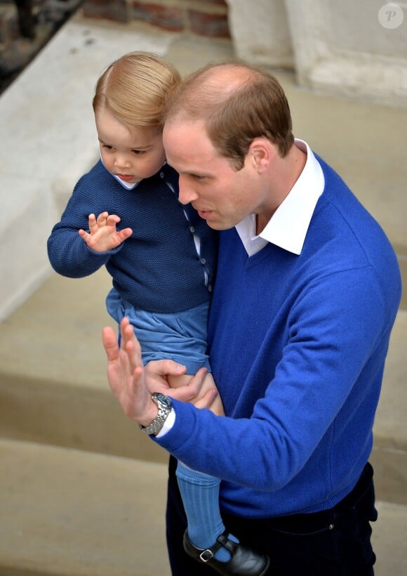 Le prince William et son fils le prince George se rendent à l'hôpital St-Mary à Londres où la duchesse de Cambridge a donné naissance à une petite fille le 2 mai 2015 May 2015.