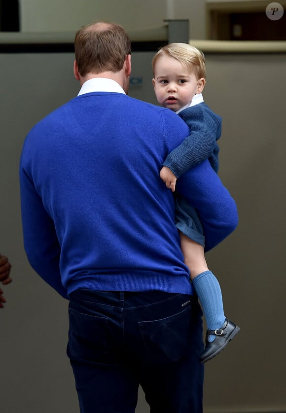 Le prince William et son fils le prince George se rendent à l'hôpital St-Mary à Londres où la duchesse de Cambridge a donné naissance à une petite fille le 2 mai 2015 May 2015.