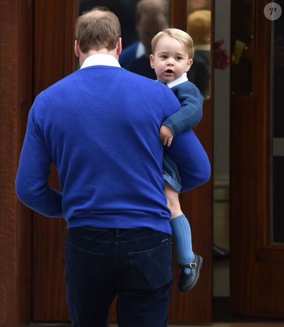 Le prince William et son fils le prince George se rendent à l'hôpital St-Mary à Londres où la duchesse de Cambridge a donné naissance à une petite fille le 2 mai 2015 May 2015.