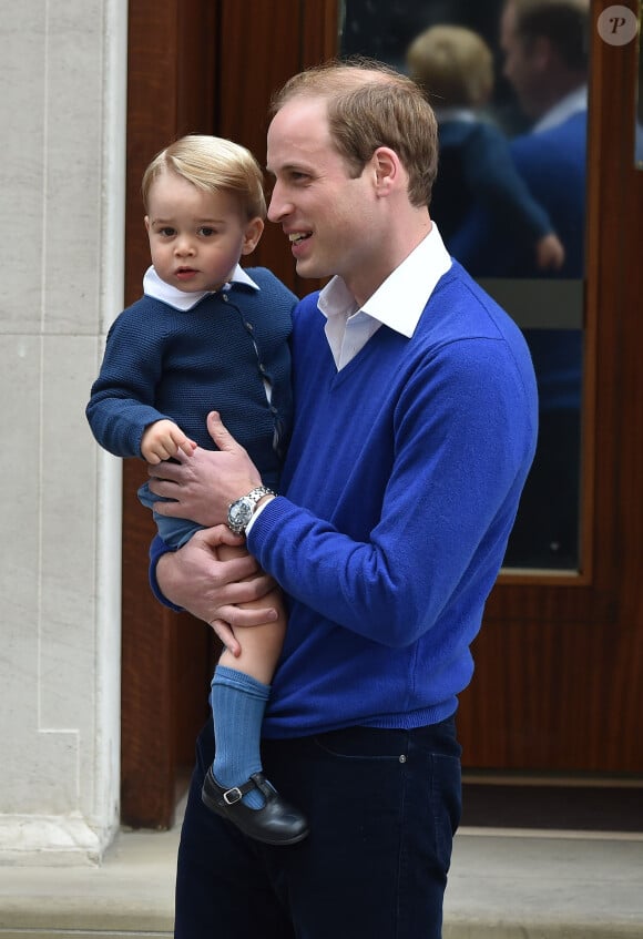 Le prince William et son fils le prince George se rendent à l'hôpital St-Mary à Londres où la duchesse de Cambridge a donné naissance à une petite fille le 2 mai 2015 May 2015.