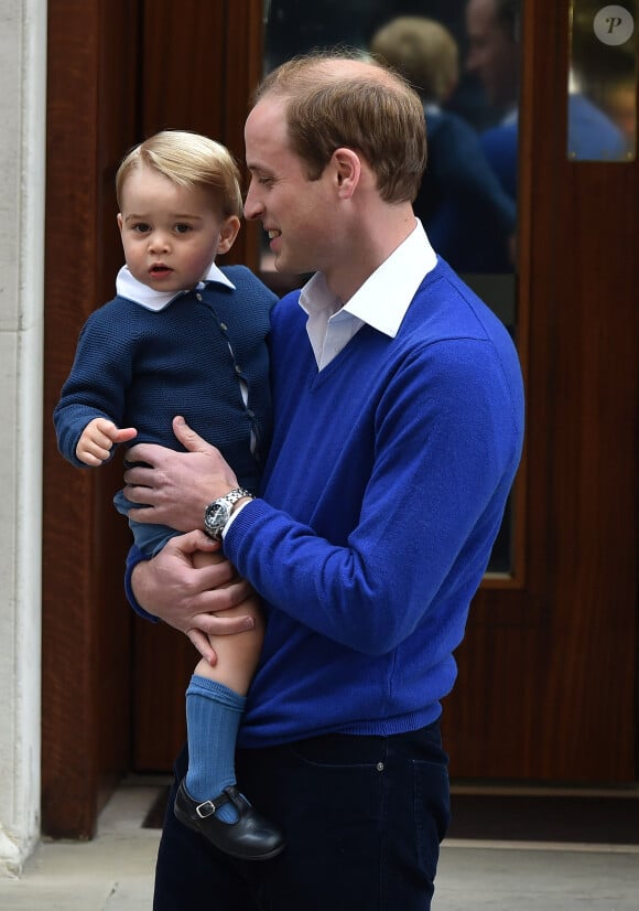 Le prince William et son fils le prince George se rendent à l'hôpital St-Mary à Londres où la duchesse de Cambridge a donné naissance à une petite fille le 2 mai 2015 May 2015.