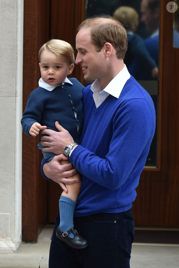 Le prince William et son fils le prince George se rendent à l'hôpital St-Mary à Londres où la duchesse de Cambridge a donné naissance à une petite fille le 2 mai 2015 May 2015.