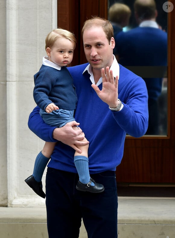 Le prince William et son fils le prince George se rendent à l'hôpital St-Mary à Londres où la duchesse de Cambridge a donné naissance à une petite fille le 2 mai 2015 May 2015.