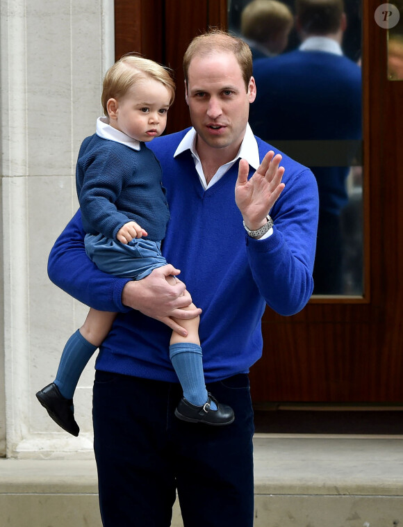 Le prince William et son fils le prince George se rendent à l'hôpital St-Mary à Londres où la duchesse de Cambridge a donné naissance à une petite fille le 2 mai 2015 May 2015.