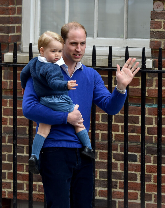 Le prince William et son fils le prince George se rendent à l'hôpital St-Mary à Londres où la duchesse de Cambridge a donné naissance à une petite fille le 2 mai 2015 May 2015.