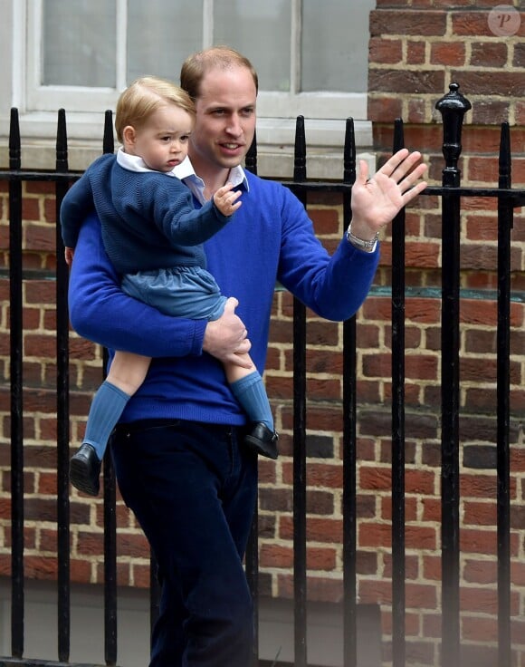 Le prince William et son fils le prince George se rendent à l'hôpital St-Mary à Londres où la duchesse de Cambridge a donné naissance à une petite fille le 2 mai 2015 May 2015.