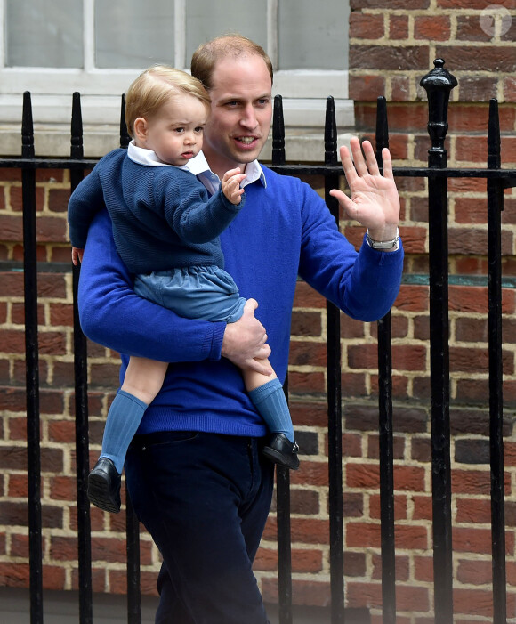 Le prince William et son fils le prince George se rendent à l'hôpital St-Mary à Londres où la duchesse de Cambridge a donné naissance à une petite fille le 2 mai 2015 May 2015.