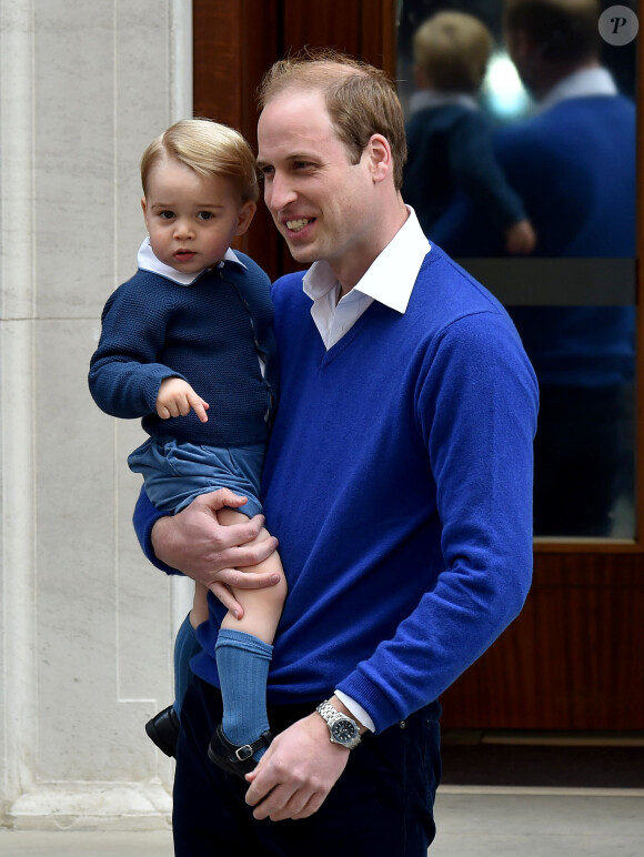 Le prince William et son fils le prince George se rendent à l'hôpital St-Mary à Londres où la duchesse de Cambridge a donné naissance à une petite fille le 2 mai 2015 May 2015.