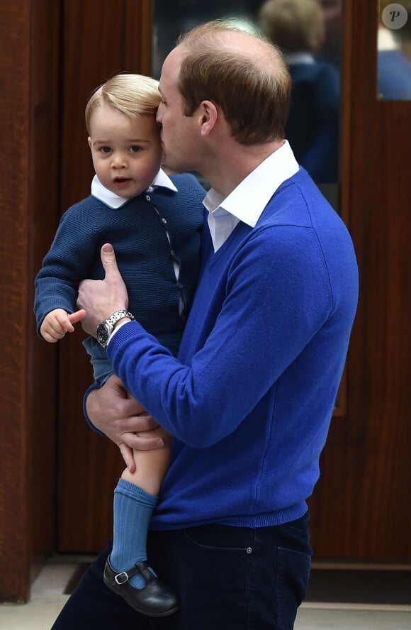 Le prince William et son fils le prince George se rendent à l'hôpital St-Mary à Londres où la duchesse de Cambridge a donné naissance à une petite fille le 2 mai 2015 May 2015.
