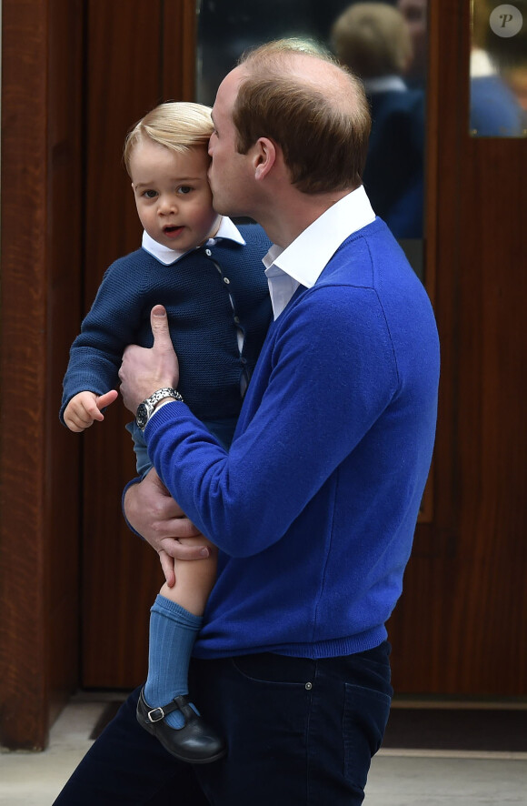 Le prince William et son fils le prince George se rendent à l'hôpital St-Mary à Londres où la duchesse de Cambridge a donné naissance à une petite fille le 2 mai 2015 May 2015.
