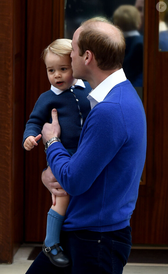 Le prince William et son fils le prince George se rendent à l'hôpital St-Mary à Londres où la duchesse de Cambridge a donné naissance à une petite fille le 2 mai 2015 May 2015.